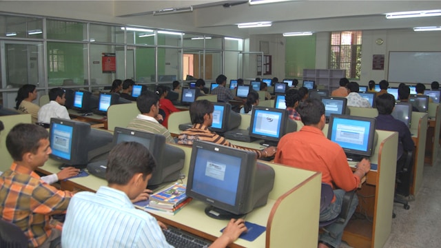 Pelatihan Literasi Digital untuk Lansia di Desa Sukamaju